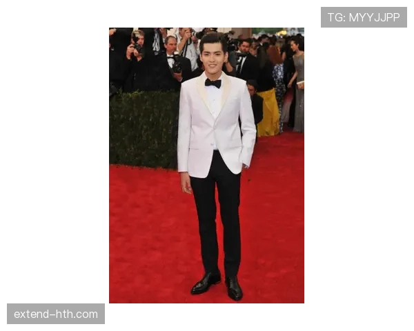 崔家溪昨儿居然现身队友派对，一身高定西装跟平时球场上那个汗流浃背判若两人