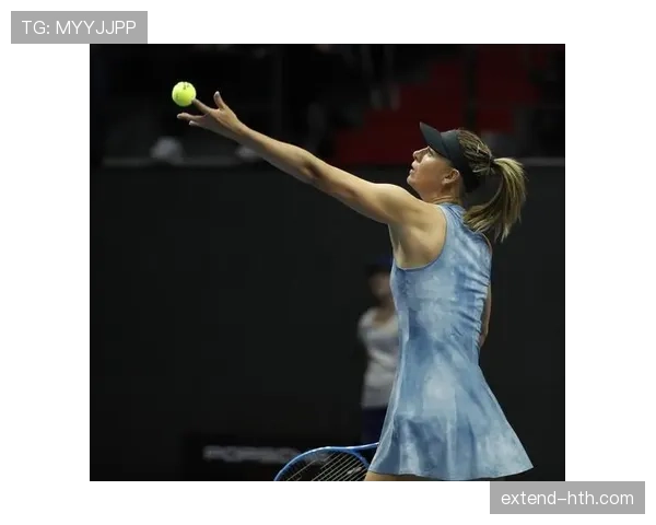 刷到莎拉波娃的日常：泳池边开会、床头放礼服和网球拍，普通人看了心态崩