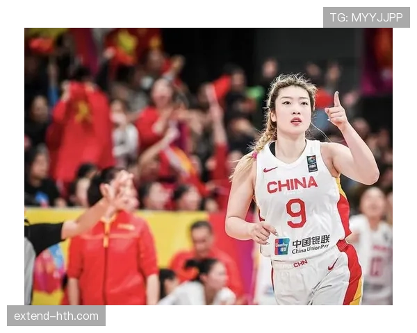 李梦球场拼到不讲理，出机场却像精品店走秀，看到她那随身包我差点怀疑人生